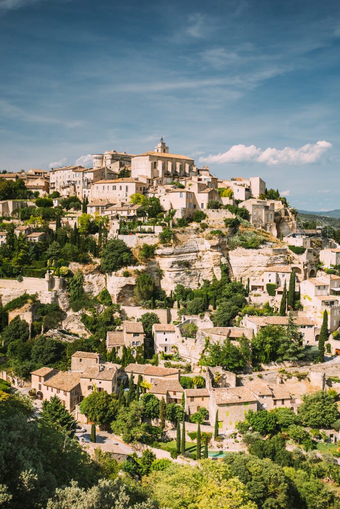 Village perché en Provence avec maisons en pierre et paysages naturels, illustrant le charme d’un mariage en Provence.