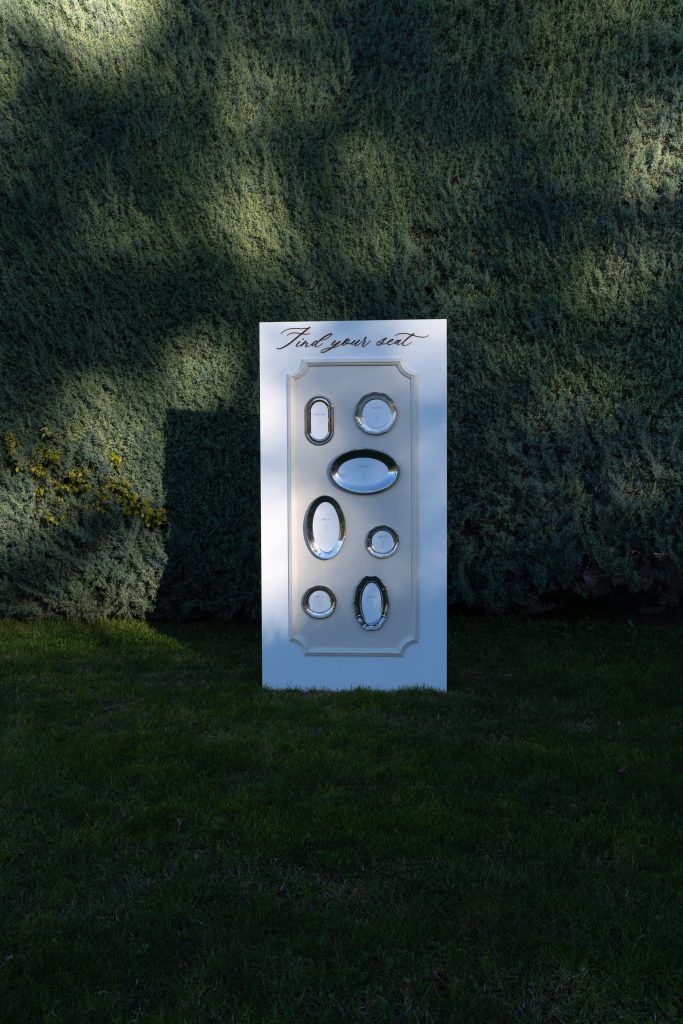 Installation décorative en extérieur lors d’un événement, illustrant l’organisation d’événements en Provence avec une mise en scène élégante et soignée.