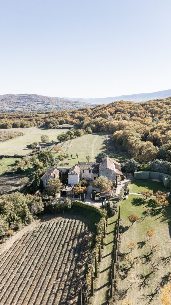 Paysage provençal avec un domaine en pierre au milieu de la nature, illustrant l’ambiance authentique d’un mariage en Provence.