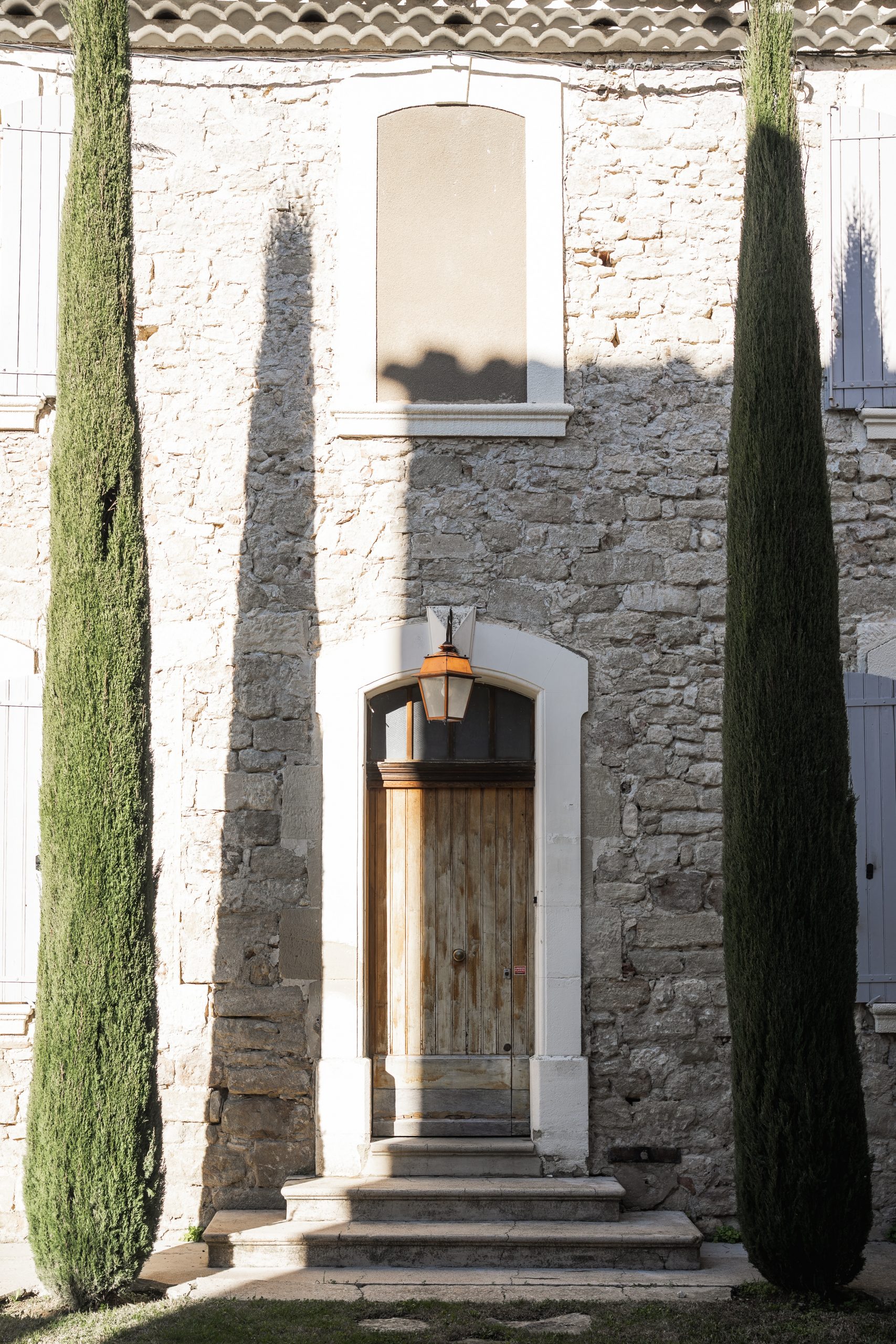 Façade en pierre de l’Abbaye Saint Eusèbe en Provence, idéale comme décor authentique pour un mariage en Provence – photo par Yann Bader.