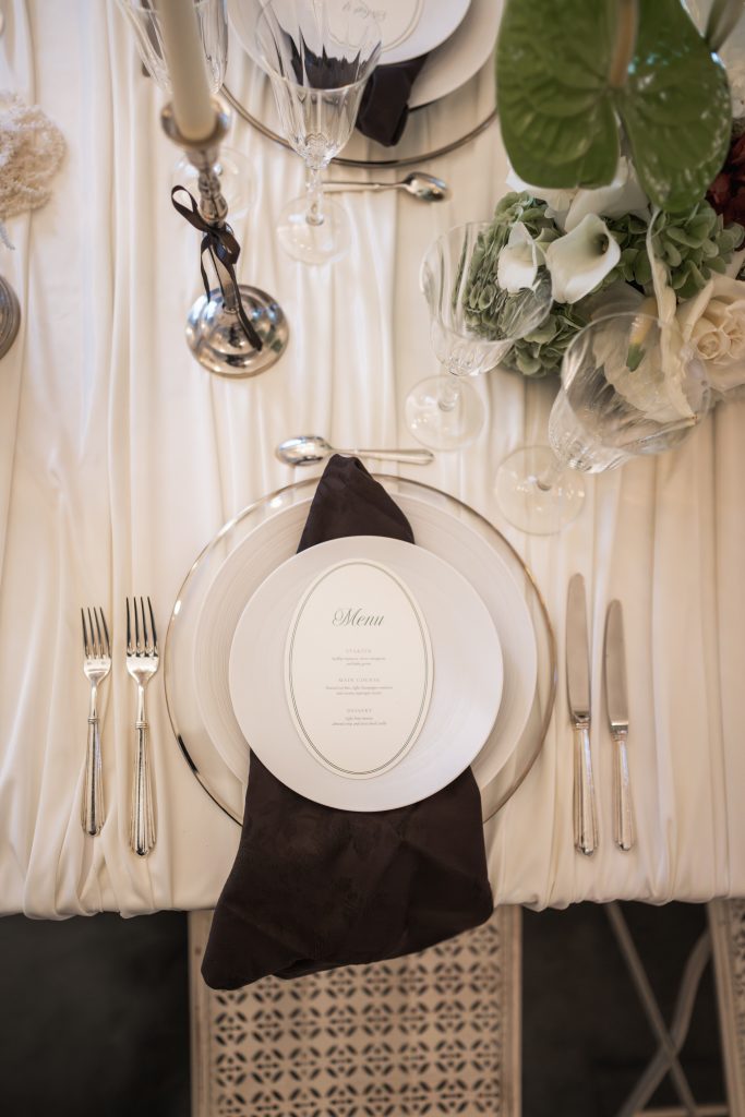 Préparation décorative de la table de mariage – Organisation de mariage en Provence par Evensia