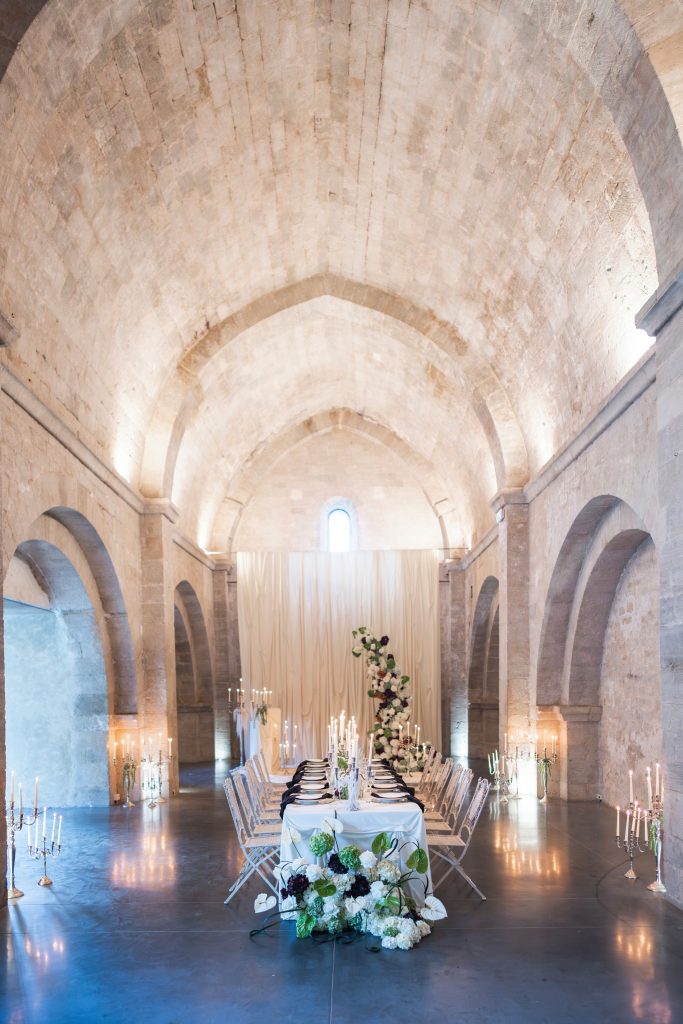 Table de réception installée dans une abbaye provençale décorée par notre wedding designer Provence.