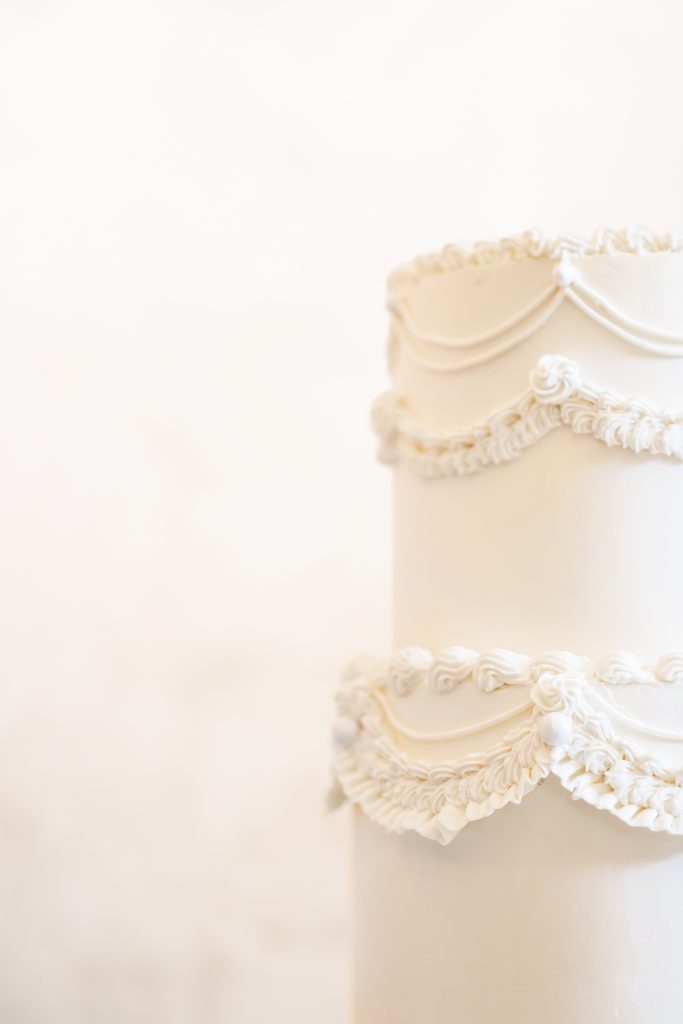 Détails raffinés d’un wedding cake décoré dans un style élégant par evensia wedding designer en Provence.