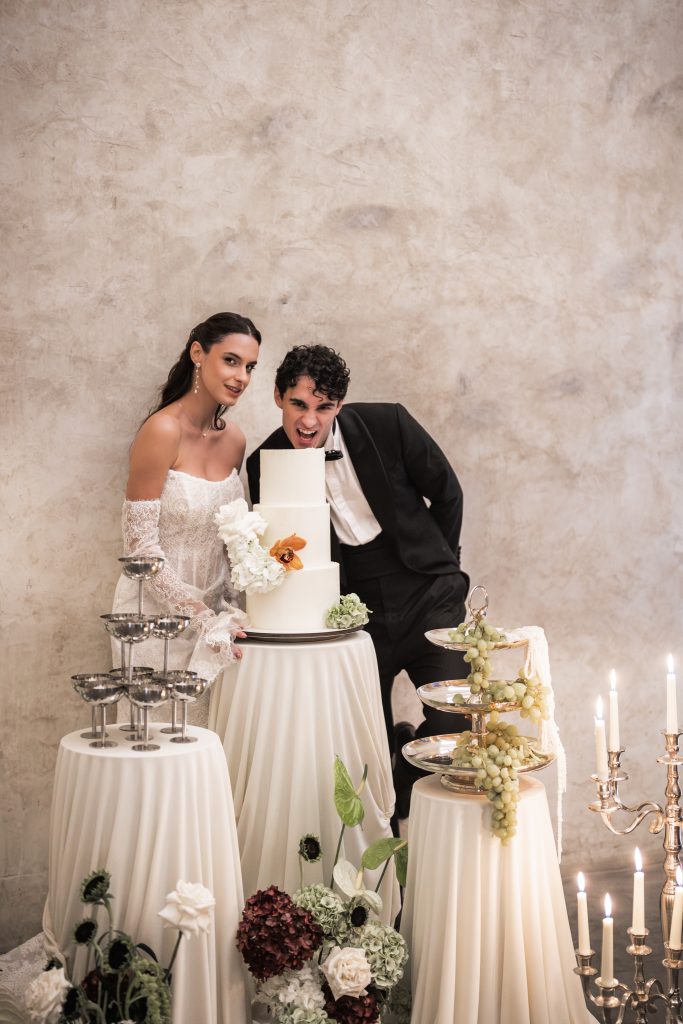 Table de desserts élégante avec wedding cake et fontaines – scénographie par wedding designer Provence