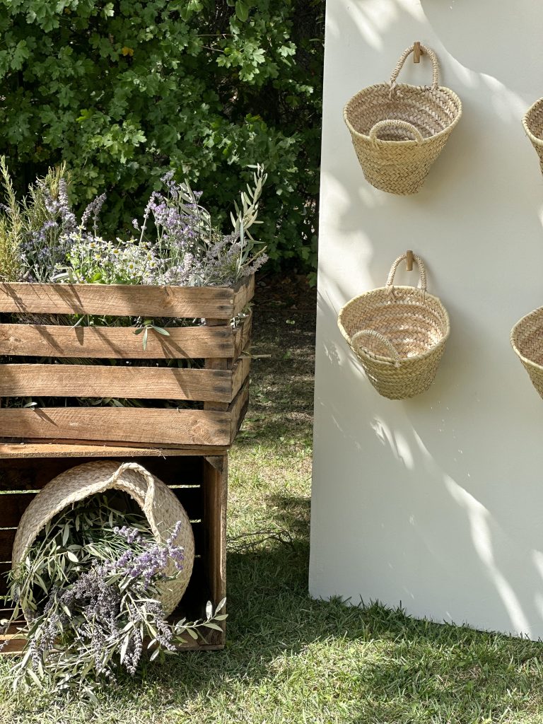 Décoration événementielle en Provence avec paniers en osier et feuillages lors d’un événement privé en Provence