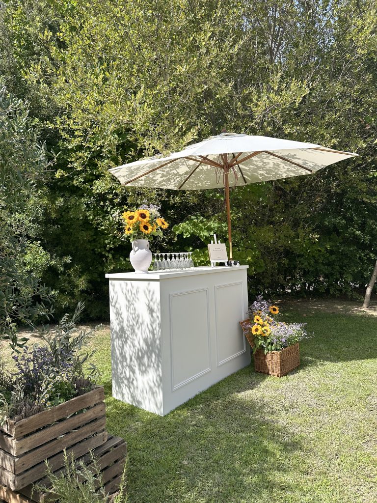 Espace cocktail décoré en extérieur pour un événement professionnel en Provence