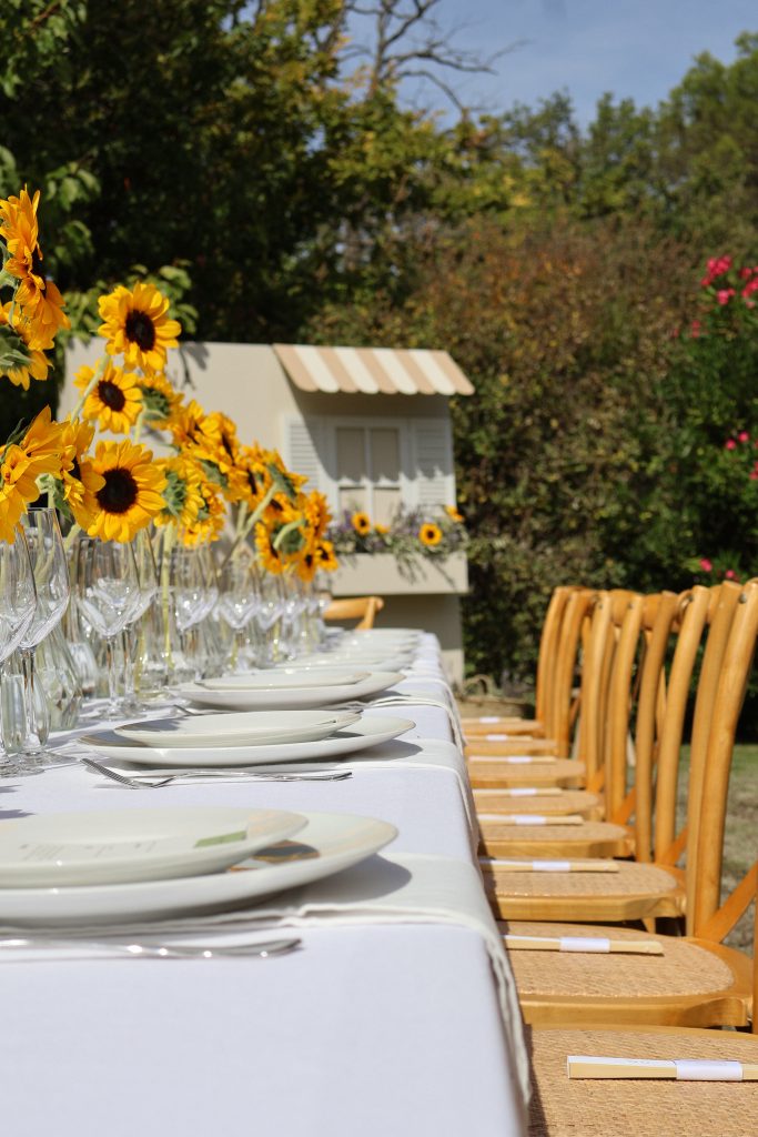 Table d’anniversaire dressée avec tournesols devant un décor provençal à Aix-en-Provence.