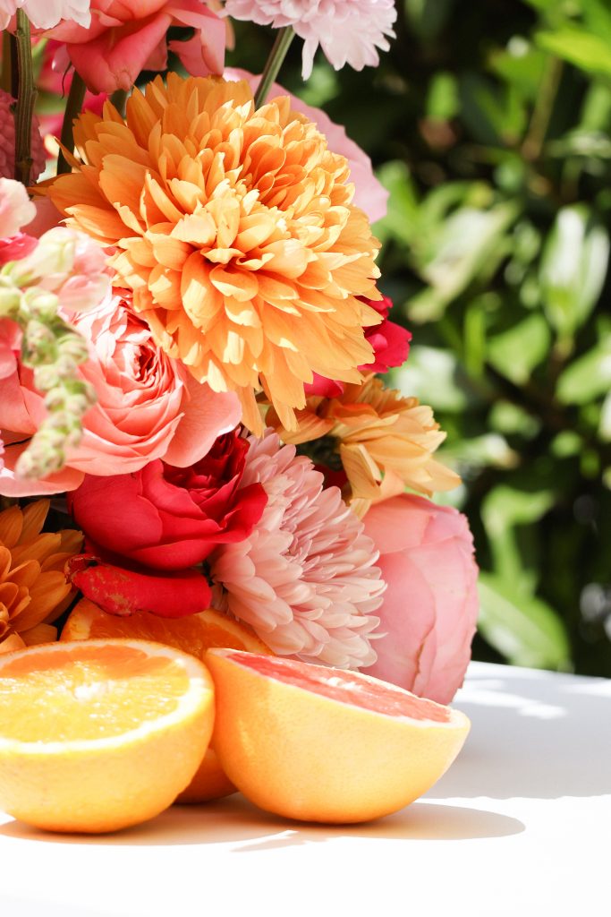Décoration anniversaire coloré Provence fleurs orange rose avec agrumes en décoration