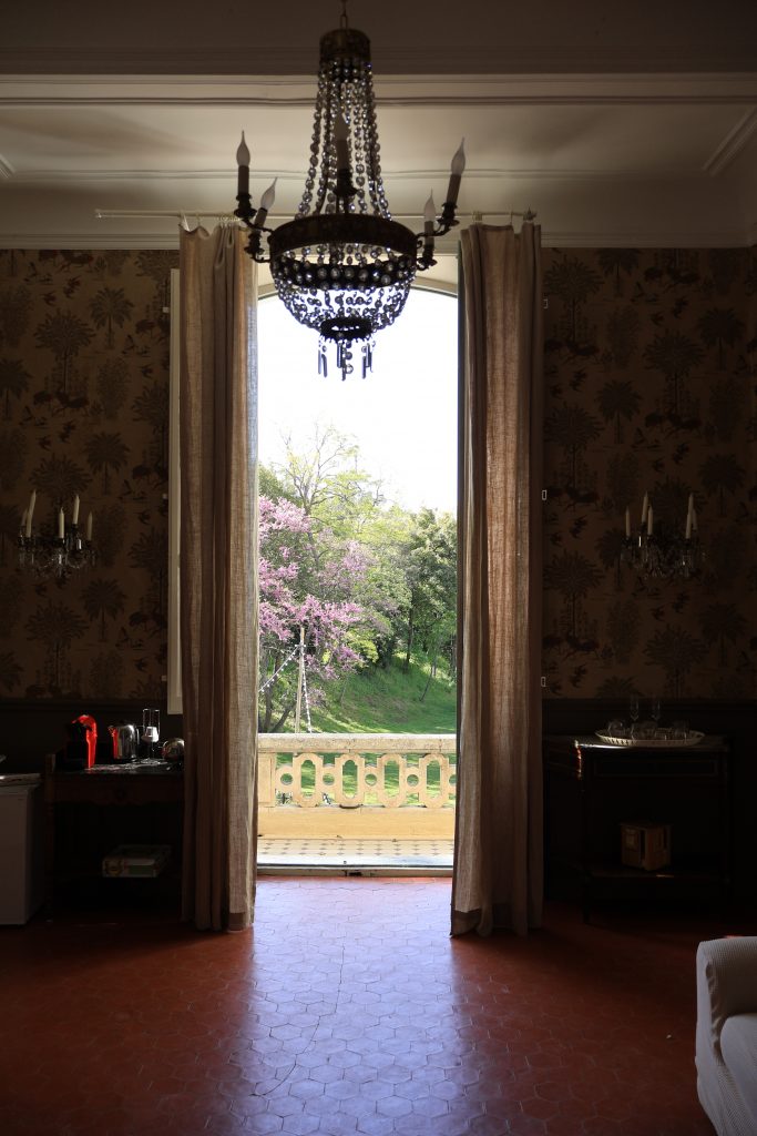 Salon élégant à l’intérieur de la Bastide de Toursainte en Provence