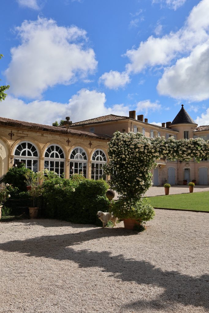Cour extérieure du Château Alphéran, lieu de mariage élégant en Provence