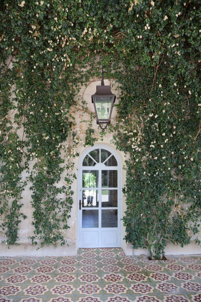 Entrée végétalisée du Château Alphéran, domaine de mariage en Provence