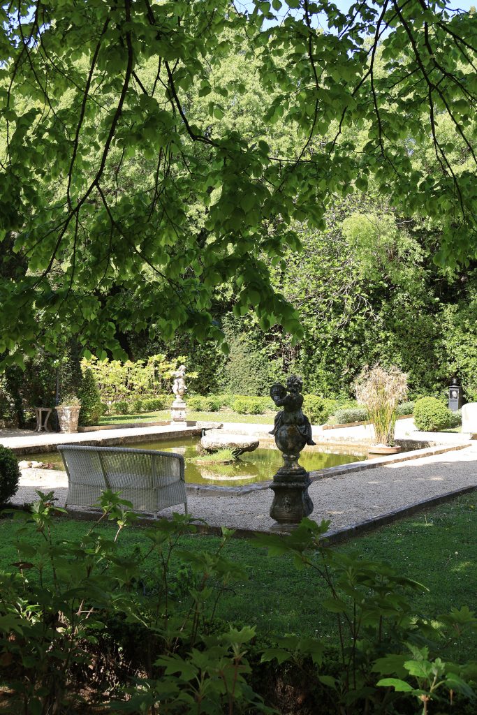 Bassin et jardin arboré du domaine Baumanière en Provence