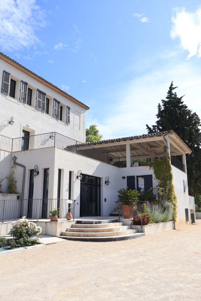 Façade du Domaine de Carnavan au cœur de la Provence