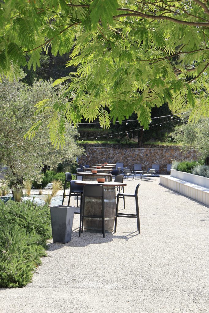 Terrasse extérieure du Domaine de Carnavan pour mariage en Provence