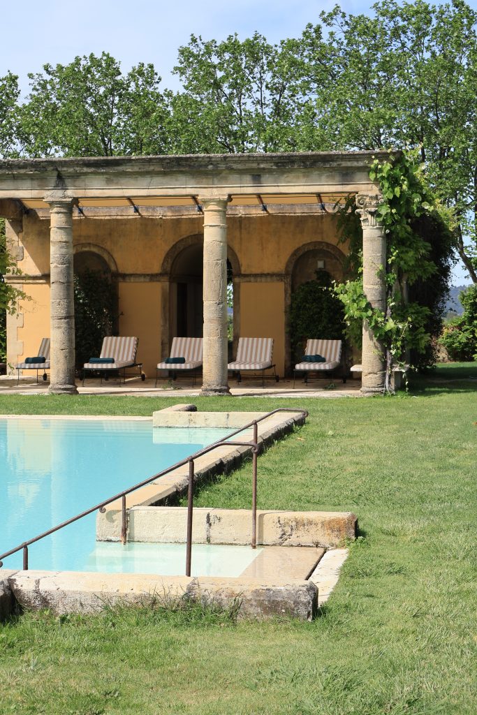 Piscine et jardins du Château de Sannes, lieu de mariage dans le Luberon