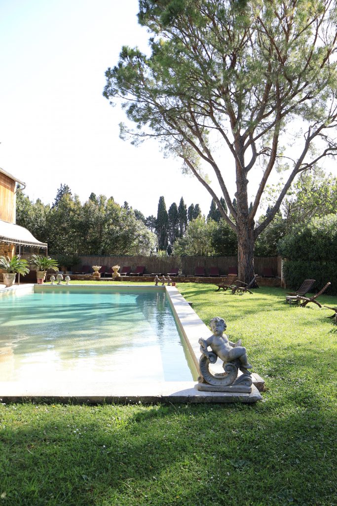 Piscine et jardins du Mas des Comtes de Provence en Provence