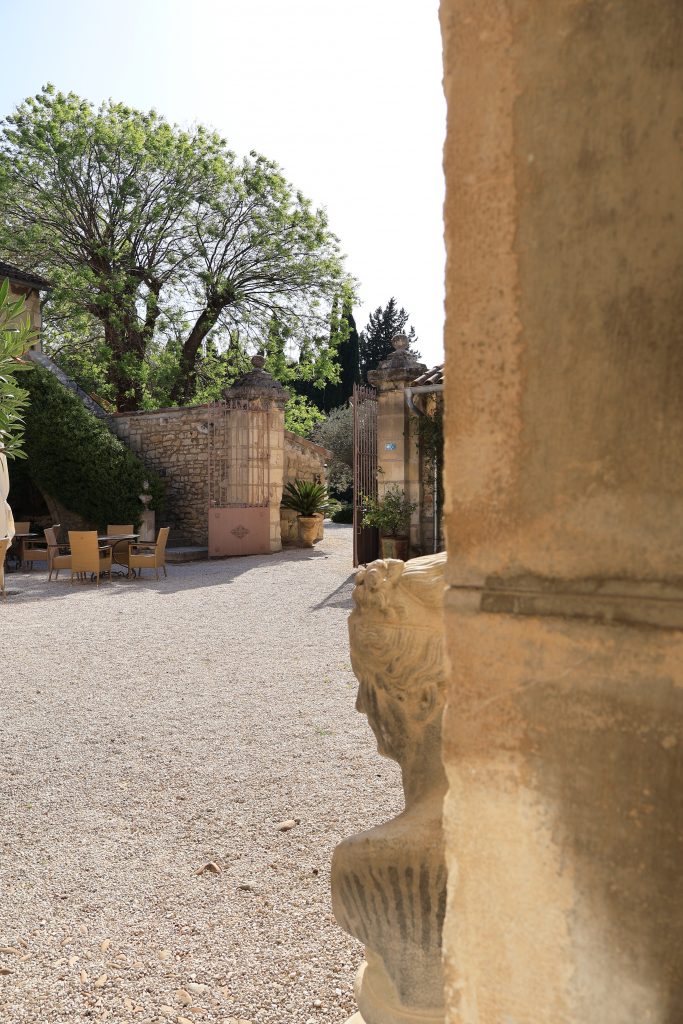 Cour du Mas des Comtes de Provence dans les Alpilles