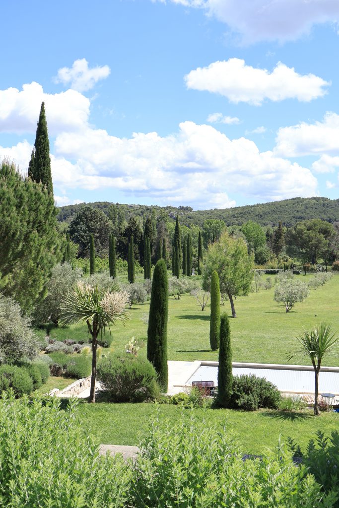 Vue panoramique sur le Mas des Costes dans les Alpilles