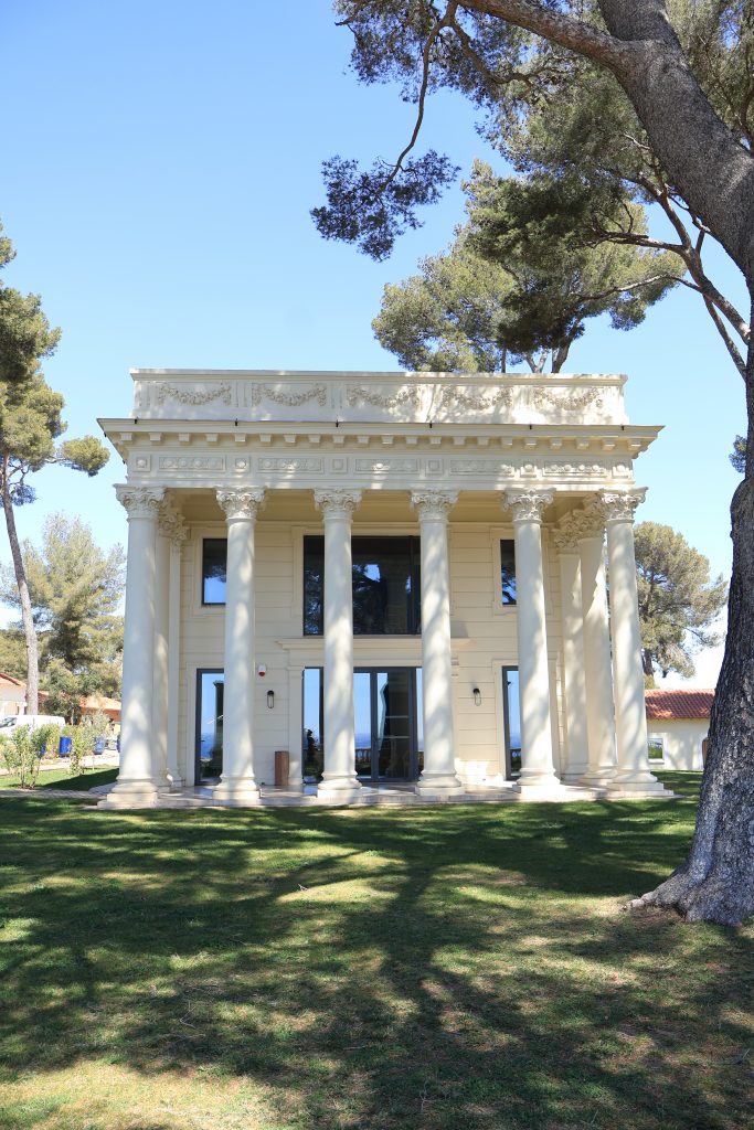 Façade élégante du domaine Rocabella avec vue mer sur la Côte d’Azur