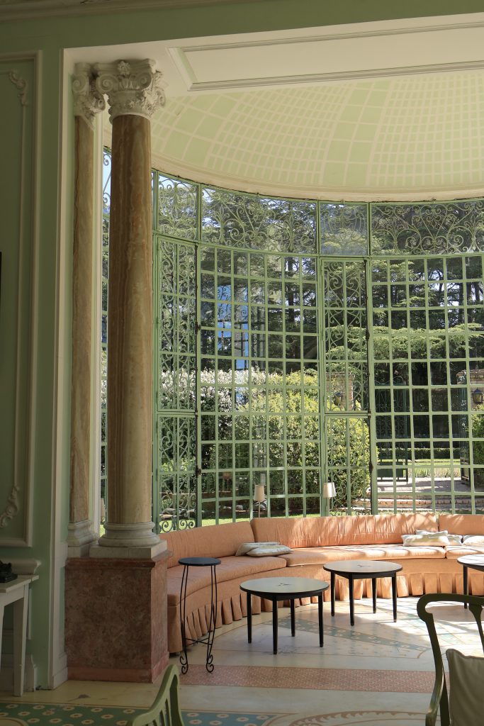 Salon Belle Époque du domaine Rocabella avec grandes fenêtres