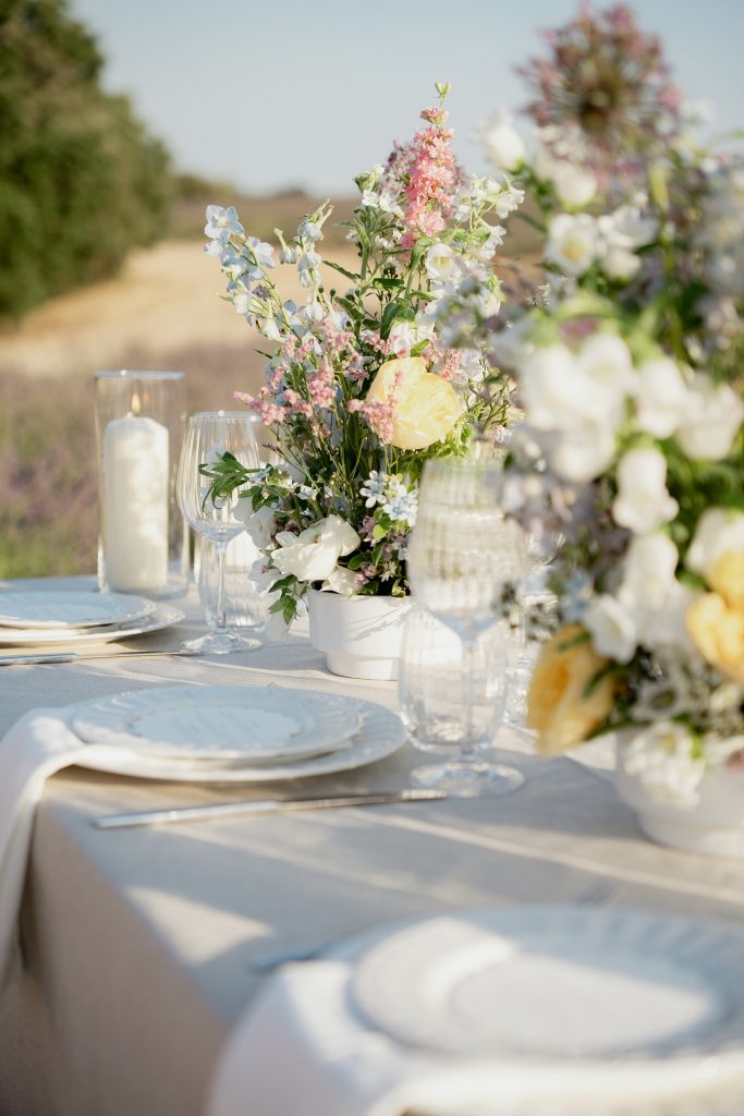 Centre de table fleuri avec bougies pour un mariage en Provence