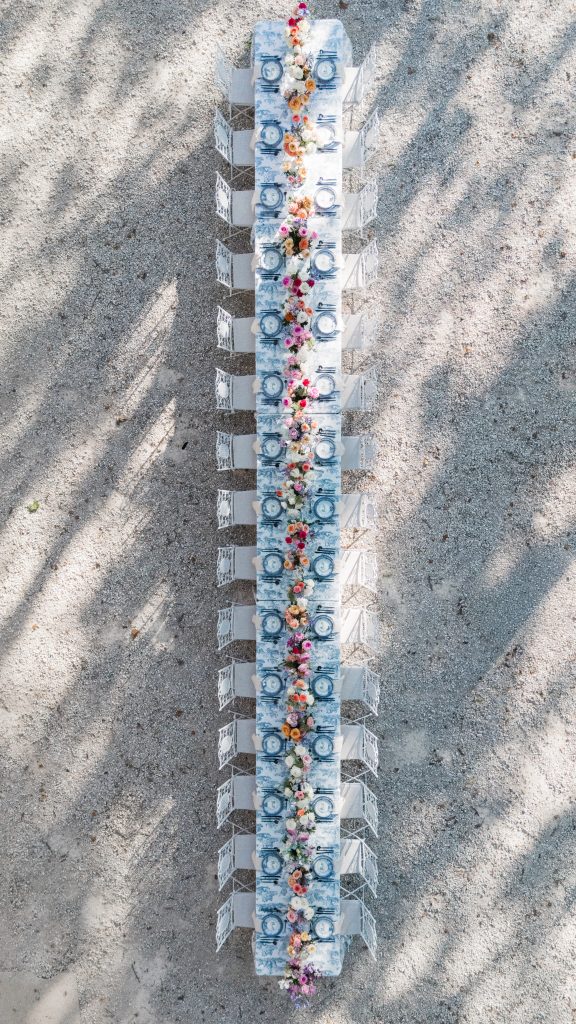 Vue aérienne d’une longue table de mariage décorée et fleurie en Provence